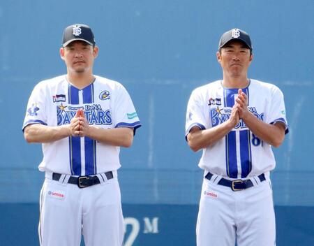 　キャンプを打ち上げ手締めをする相川監督（右）と筒香
