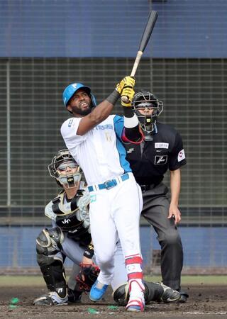 　４回、左越えに２ランを放つカストロ（捕手・伏見）