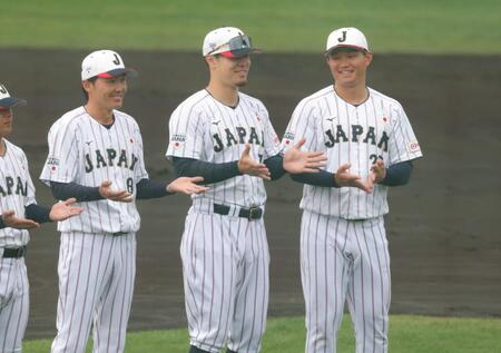 手締めする（左から）源田、森下、佐藤輝（撮影・金田祐二）