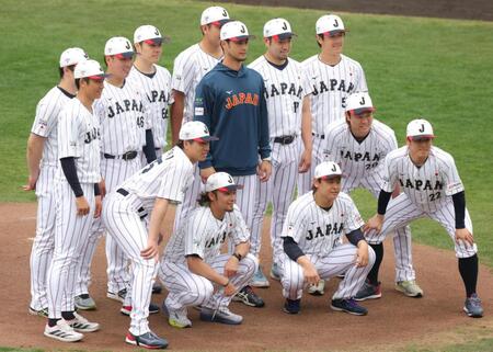 ダルビッシュ（中央）を囲んで記念撮影する投手陣（撮影・金田祐二）