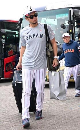 スタジアムに入るアドバイザーのダルビッシュ