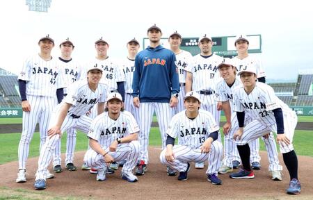 ダルビッシュ（中央）を囲み、記念撮影する侍ジャパン投手陣（前列左から）大勢、伊藤、宮城、高橋、隅田（後列同）曽谷、種市、藤平、松本、菅野、菊池、北山（撮影・伊藤笙子）