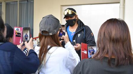 球場入り前ファンのサインに応じる新庄監督（撮影・持木克友）