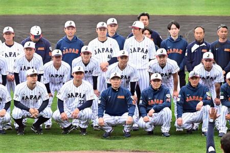 強化合宿を終えて、集合写真に納まる井端監督（前列中央）らＷＢＣ日本代表