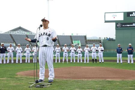 手締めを行う近藤健介（撮影・伊藤笙子）