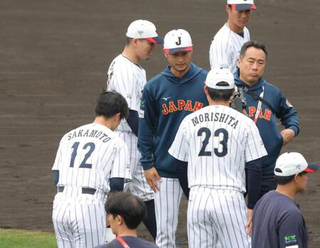 森下、坂本にあいさつするダルビッシュ有（撮影・金田祐二）