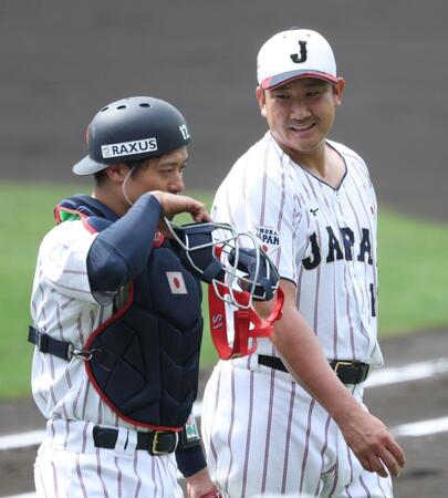 ライブＢＰを終え、坂本（手前）と話す菅野（撮影・伊藤笙子）