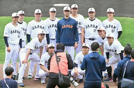 アドバイザーのダルビッシュ（中央）を囲んで集合写真に納まる投手陣