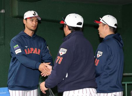 キャンプを打ち上げ、松田コーチ、吉見コーチと握手を交わすダルビッシュ（左）＝撮影・伊藤笙子