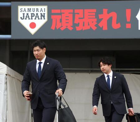 球場を後にする佐藤輝（左）と種市（撮影・伊藤笙子）