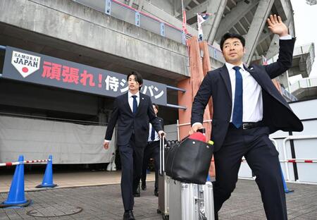 ファンに手を振り、スタジアムを後にする近藤（右）と周東