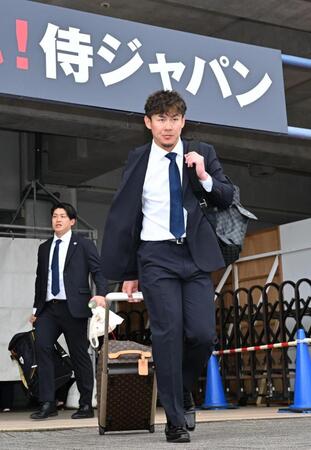 強化合宿を終え、スタジアムを後にする牧原