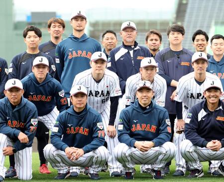 キャンプを打ち上げ記念撮影に収まる（前列左から）梵内野守備走塁コーチ、亀井外野守備走塁コーチ、吉見投手コーチ、松田野手総合コーチ（中列同）隅田、松本、小園、坂本とダルビッシュ（後列左から３人目）＝撮影・伊藤笙子