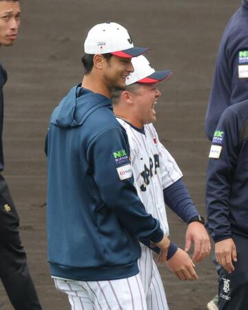 ダルビッシュにあいさつし爆笑の牧（撮影・金田祐二）