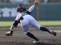 ３回、ダウンズの三ゴロを好捕する三塁手の佐藤輝（撮影・伊藤笙子）