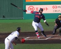 ６回、空振り三振に倒れる佐藤輝（撮影・金田祐二）