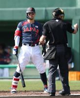 １回、ピッチクロック違反を取られる佐藤輝（左）＝撮影・伊藤笙子