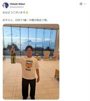 一升瓶を手に笑みを浮かべる金丸。涌井秀章のＸ（＠ｗａｋｕｈｉｄｅ１６）より