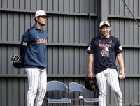 ブルペンでの投球を終え、談笑する菊池（右）とダルビッシュ（撮影・伊藤笙子）