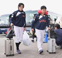 スタジアムに入る周東（左）と近藤