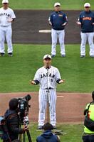 強化合宿を終えて、手締めをする近藤（撮影・星野楽）