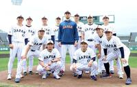 ダルビッシュ（中央）を囲み、記念撮影する侍ジャパン投手陣（前列左から）大勢、伊藤、宮城、高橋、隅田（後列同）曽谷、種市、藤平、松本、菅野、菊池、北山（撮影・伊藤笙子）