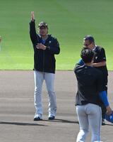 手締めの後スタンドに向かって手をあげる新庄監督（撮影・持木克友）