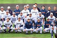 強化合宿を終えて、集合写真に納まる井端監督（前列中央）らＷＢＣ日本代表