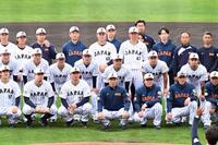 強化合宿を終えて、集合写真に納まる井端監督（前列中央）らＷＢＣ日本代表
