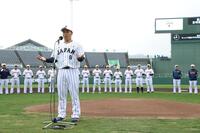 手締めを行う近藤健介（撮影・伊藤笙子）