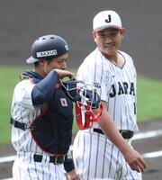 ライブＢＰを終え、坂本（手前）と話す菅野（撮影・伊藤笙子）