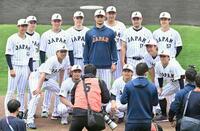 アドバイザーのダルビッシュ（中央）を囲んで集合写真に納まる投手陣
