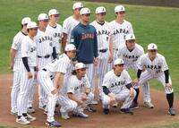 ダルビッシュ（中央）を囲んで記念撮影する投手陣（撮影・金田祐二）