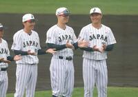 手締めする（左から）源田、森下、佐藤輝（撮影・金田祐二）