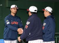 キャンプを打ち上げ、松田コーチ、吉見コーチと握手を交わすダルビッシュ（左）＝撮影・伊藤笙子