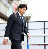 キャンプ地を後にする菅野（撮影・伊藤笙子）