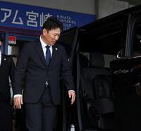 キャンプ地を引き揚げる井端監督（撮影・伊藤笙子）