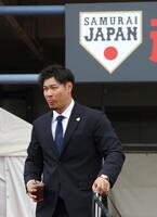 キャンプ地を後にする佐藤輝（撮影・伊藤笙子）