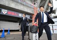 ファンに手を振り、スタジアムを後にする近藤（右）と周東