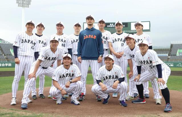 侍ジャパン 投手陣がダル中心に記念撮影