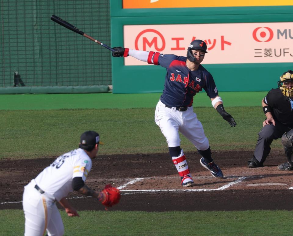 ６回、空振り三振に倒れる佐藤輝（撮影・金田祐二）