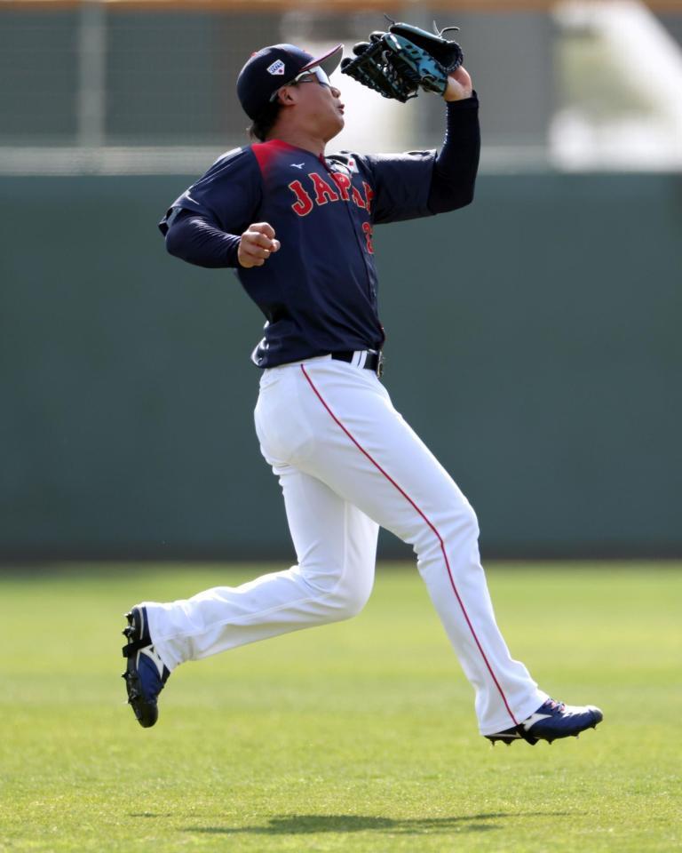 ２回、山川の左飛を捕球する森下（撮影・伊藤笙子）