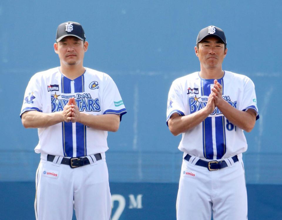 　キャンプを打ち上げ手締めをする相川監督（右）と筒香