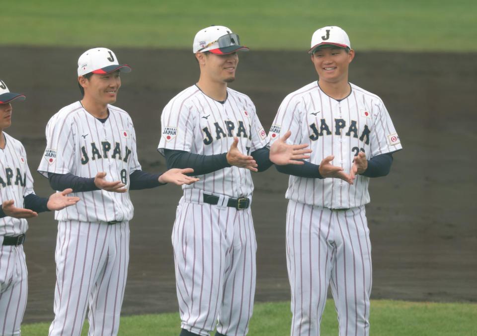 手締めする（左から）源田、森下、佐藤輝（撮影・金田祐二）
