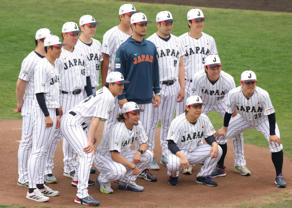 ダルビッシュ（中央）を囲んで記念撮影する投手陣（撮影・金田祐二）