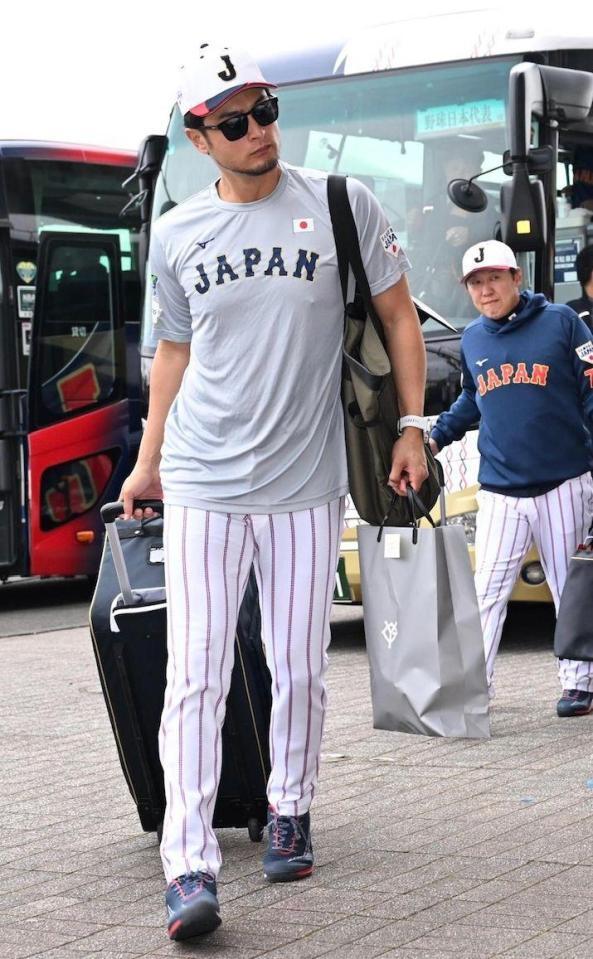 スタジアムに入るアドバイザーのダルビッシュ