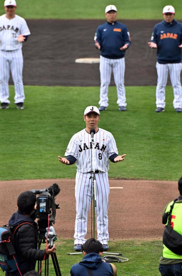強化合宿を終えて、手締めをする近藤（撮影・星野楽）