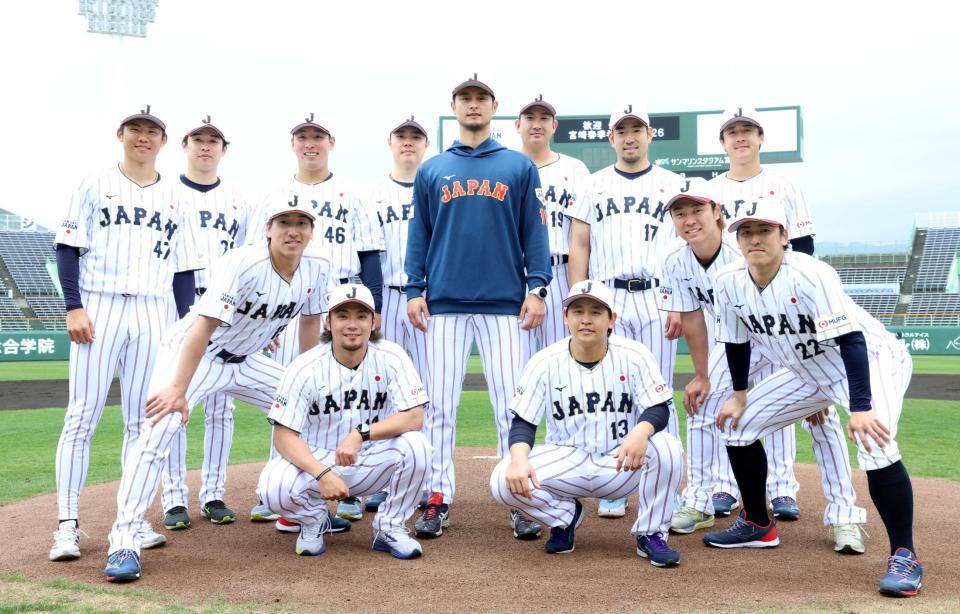 ダルビッシュ（中央）を囲み、記念撮影する侍ジャパン投手陣（前列左から）大勢、伊藤、宮城、高橋、隅田（後列同）曽谷、種市、藤平、松本、菅野、菊池、北山（撮影・伊藤笙子）