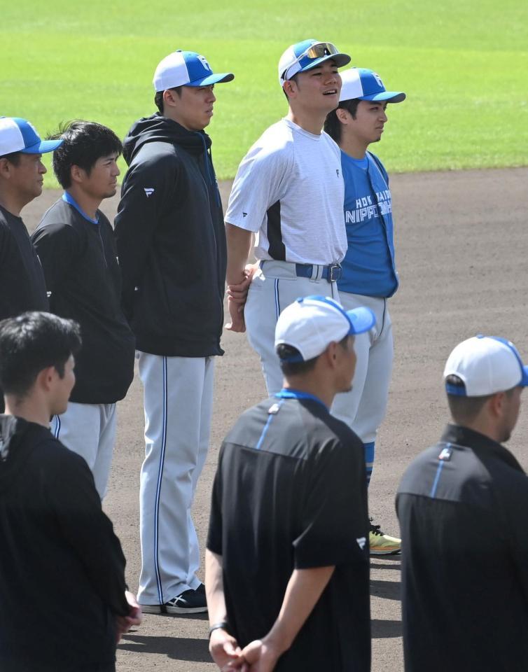 手締めの円陣に加わる清宮幸（撮影・持木克友）