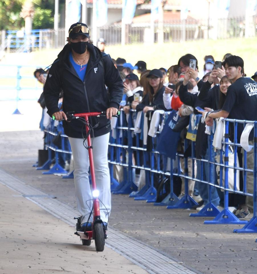 ファンの前を颯爽と球場入りする新庄監督（撮影・持木克友）